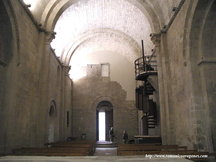 NAVE HACIA LOS PIES. ESTRUCTURA METLICA DE ACCESO A LA CMARA ESCONDIDA.